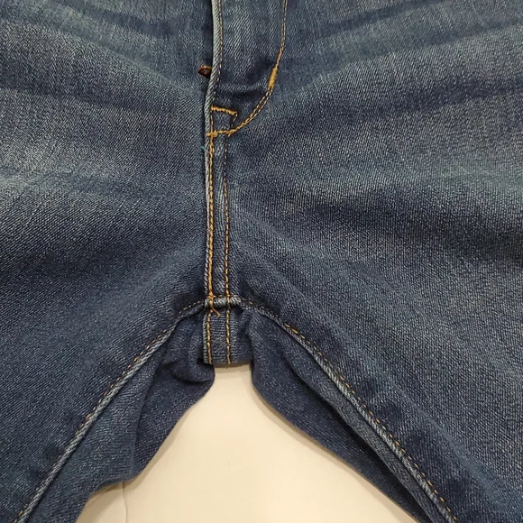 Levi Shorts size 28 - Picture 5 of 11